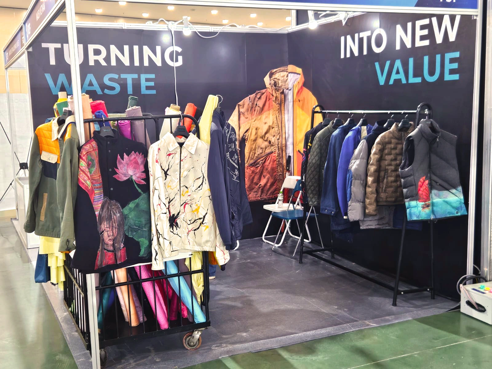 Capi outerwear e tessuti esposti nello stand Madex alla fiera OCTF Vietnam 2026